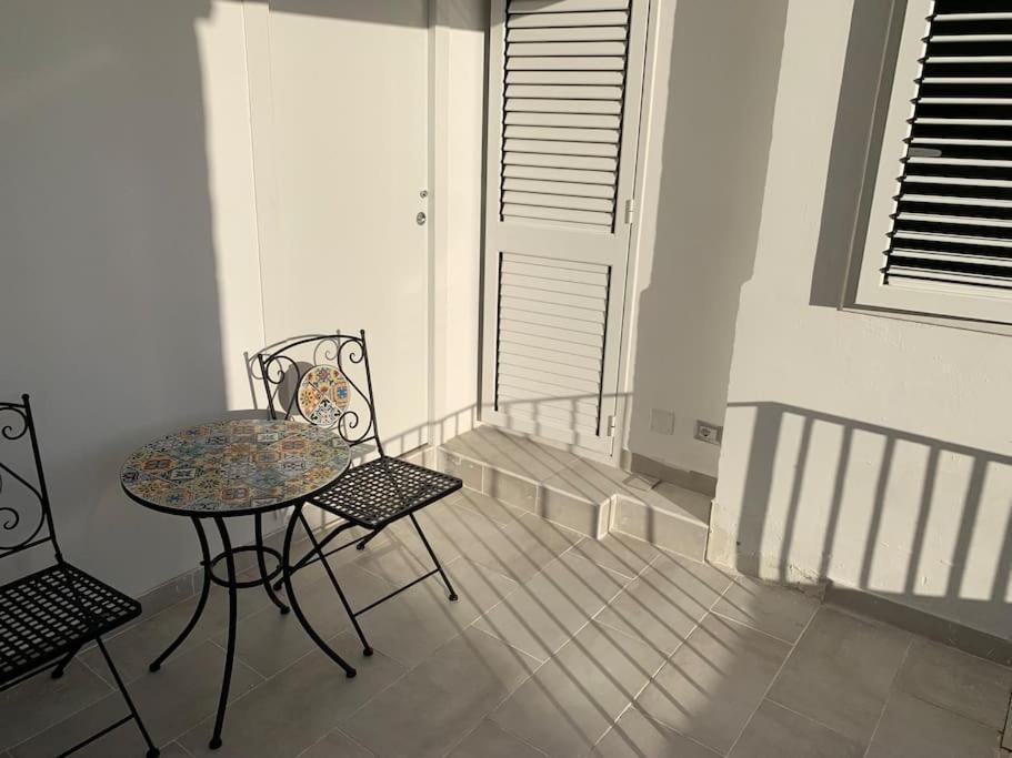 Deni'S Apartments Per 2 Con Veranda Balcone Syracuse Bagian luar foto